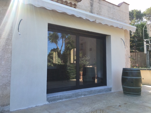 Pose de baies coulissantes en aluminium dans le Var