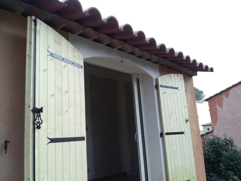 Volet bois sur la commune de la crau