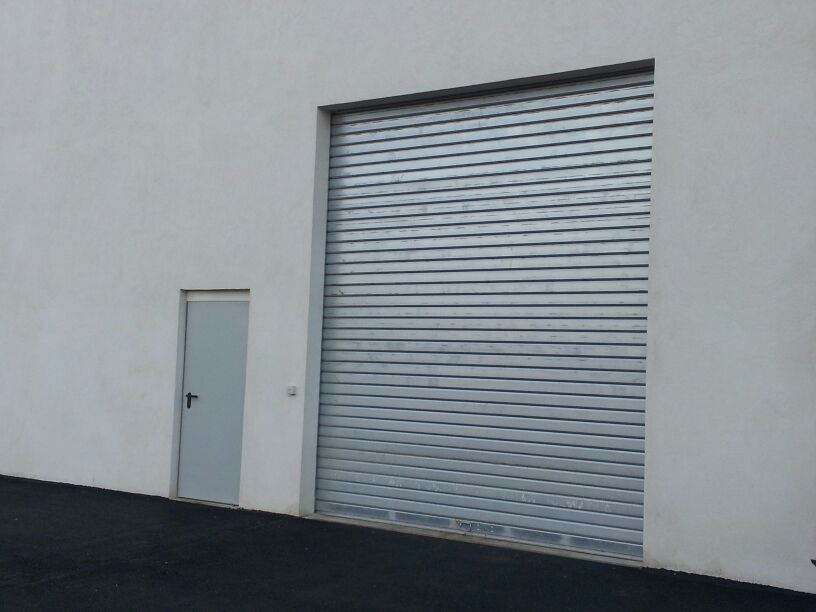 Pose d'un rideau métallique pour des professionnels dans le 83