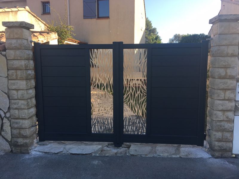 Pose d'un portail en aluminium dans le Var