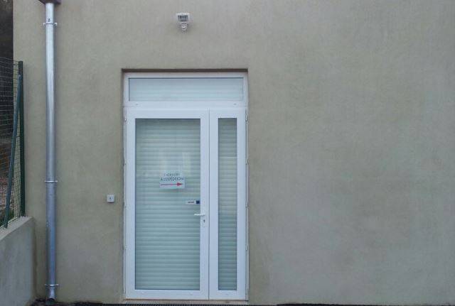 Pose d'une porte vitrée avec volets roulants dans le 83