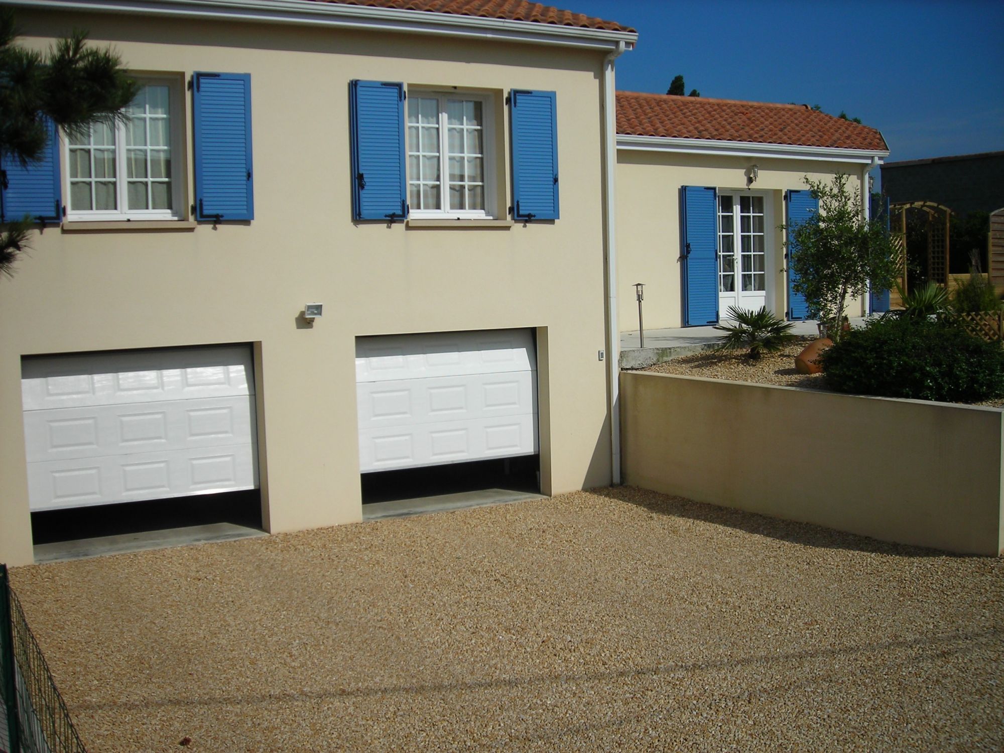 Pose de porte de garage sectionnelle à la Crau dans le Var