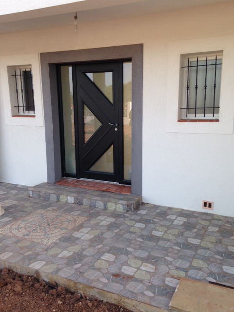 Installation d'une porte d'entrée en aluminium à Toulon dans le 83