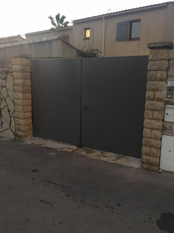 Remplace son portail manuel dans le 83