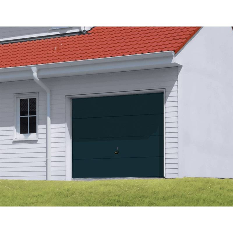 Pose d'une porte de garage simple paroi par une entreprise spécialisée dans le Var