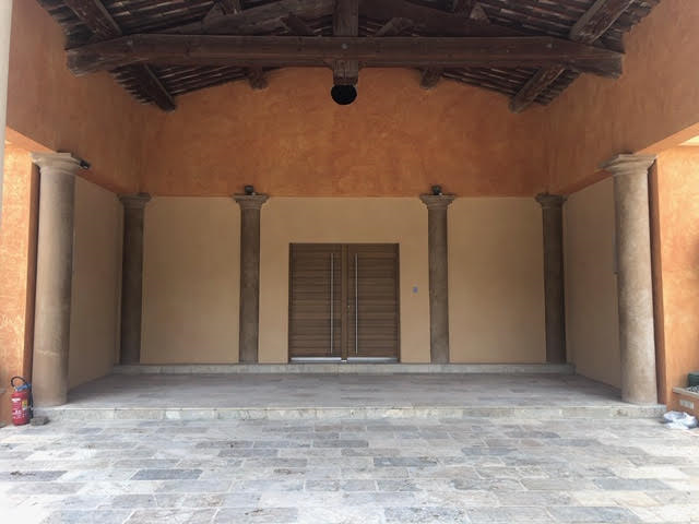 Faire poser une porte d'entrée en bois dans le 83