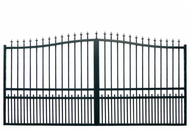 portail ajouré au style fer forgé dans le 83