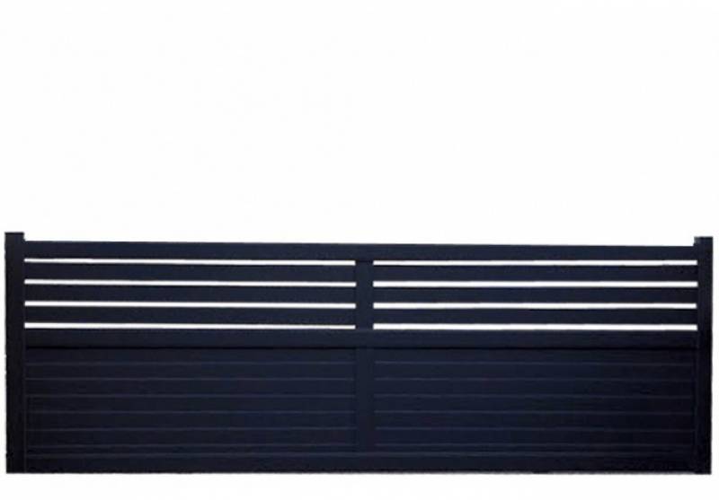 portail droit semi-ajouré style fer forgé dans le 83