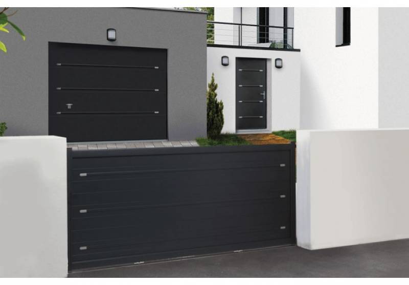 portail plein à moulures et embouts