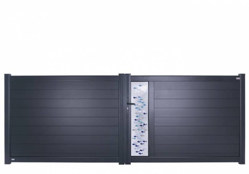 portail plein avec vitrages et motifs dans le 83