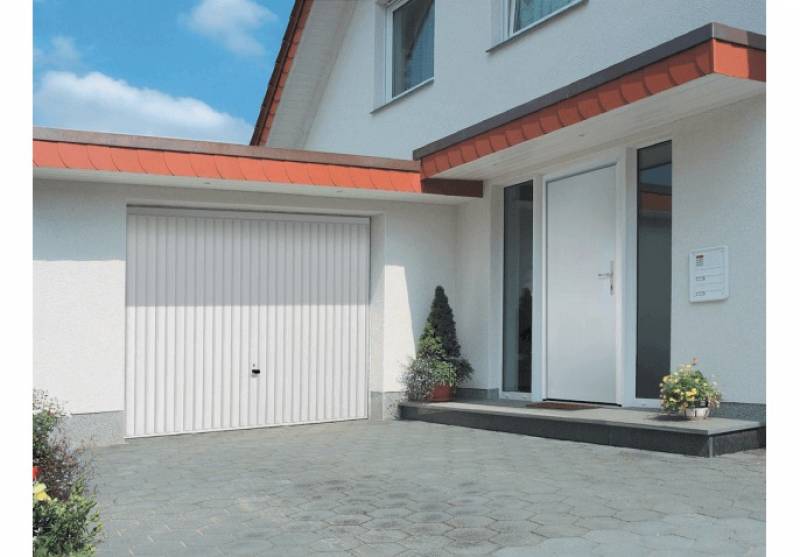 Installer une porte de garage basculante dans le 83